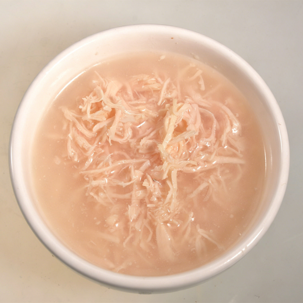 宠物零食罐头，鸡肉与猫草配方 - 湿粮...